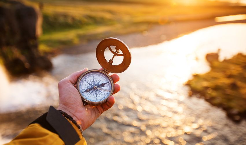 Kompass zeigt zur Sonne